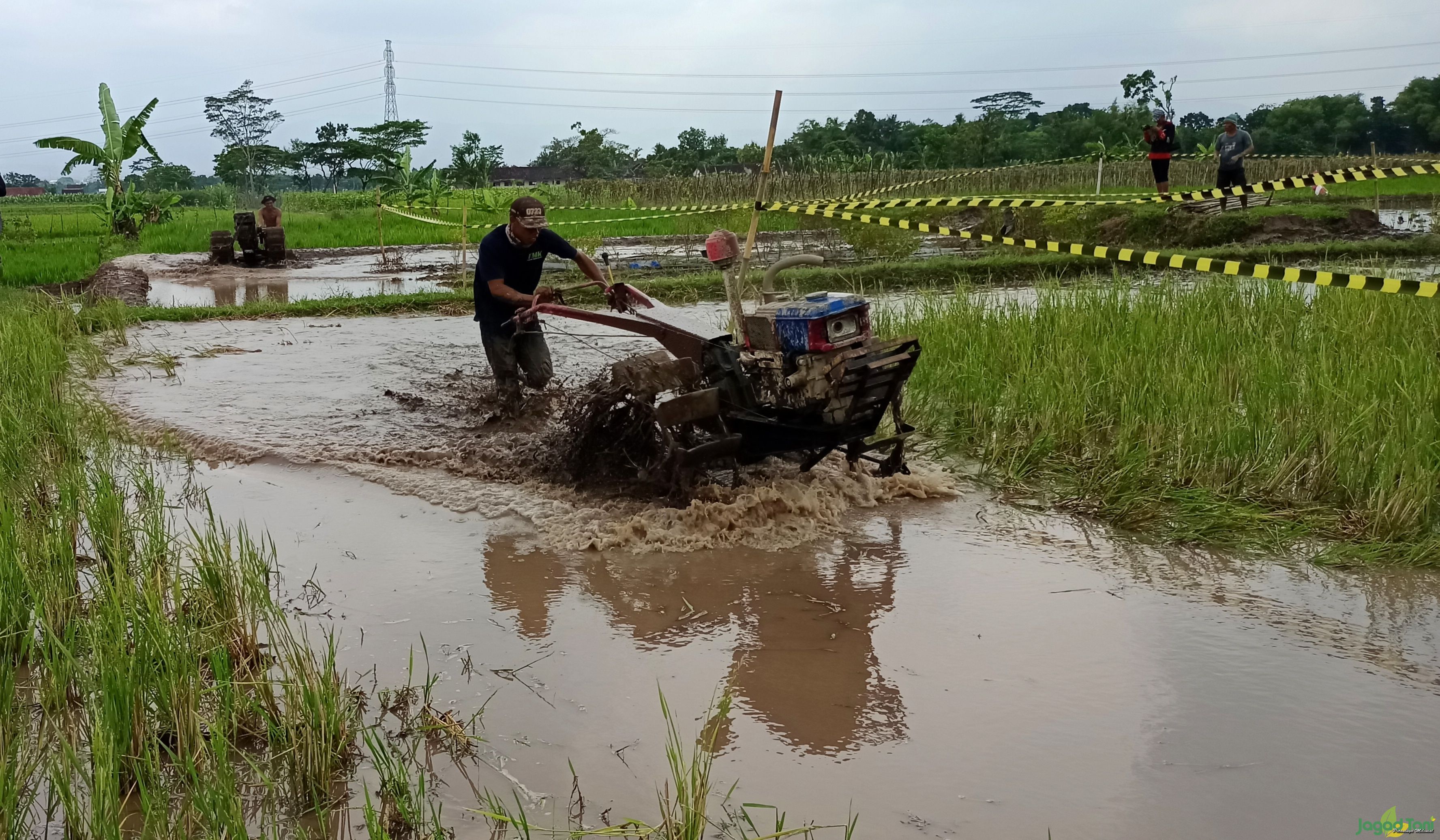 Peringati Kemerdekaan, Petani Klaten Ikut Balapan Traktor