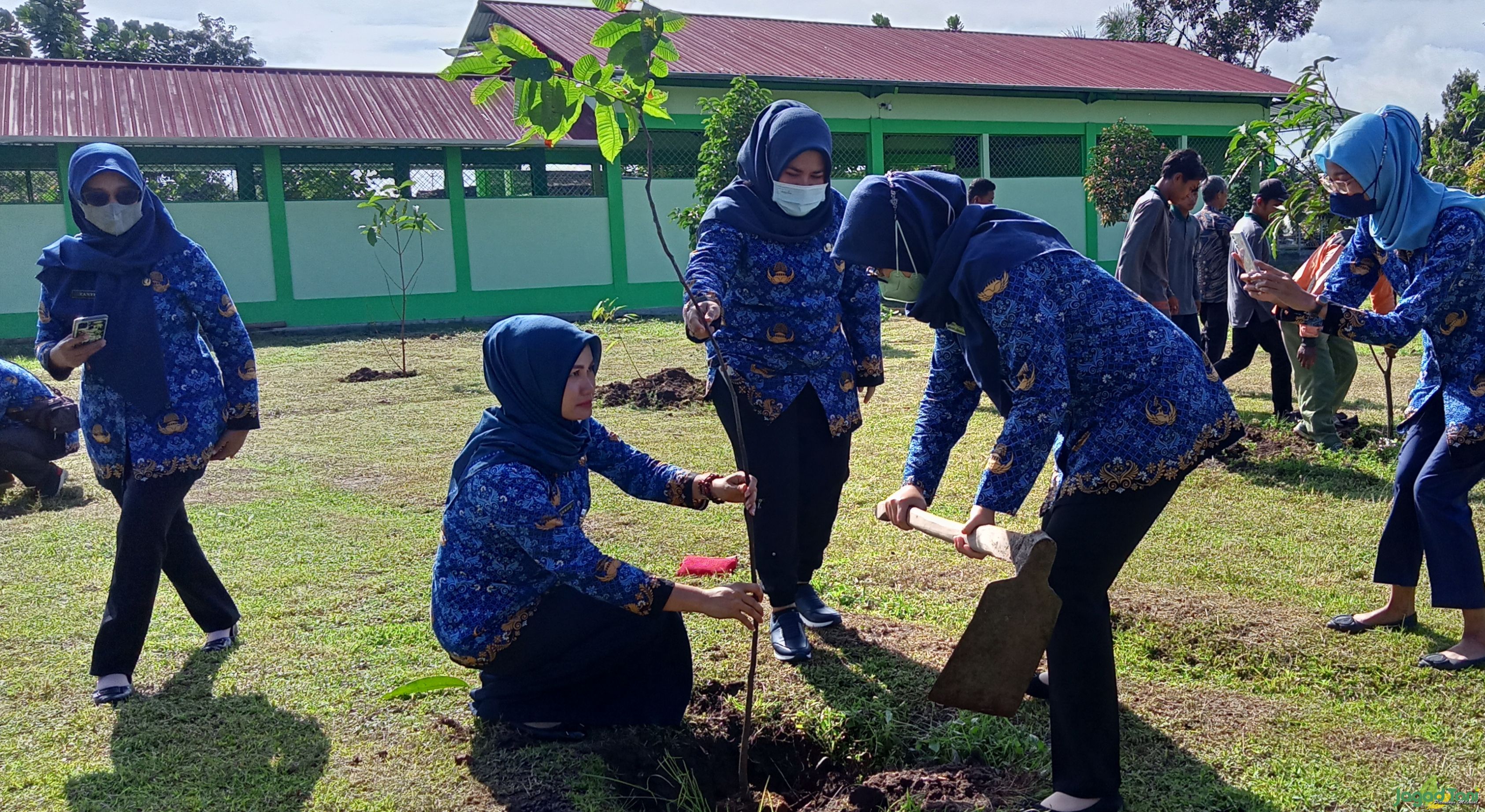 Peduli Bumi, Ratusan Bibit Pohon Buah-buahan Ditanam