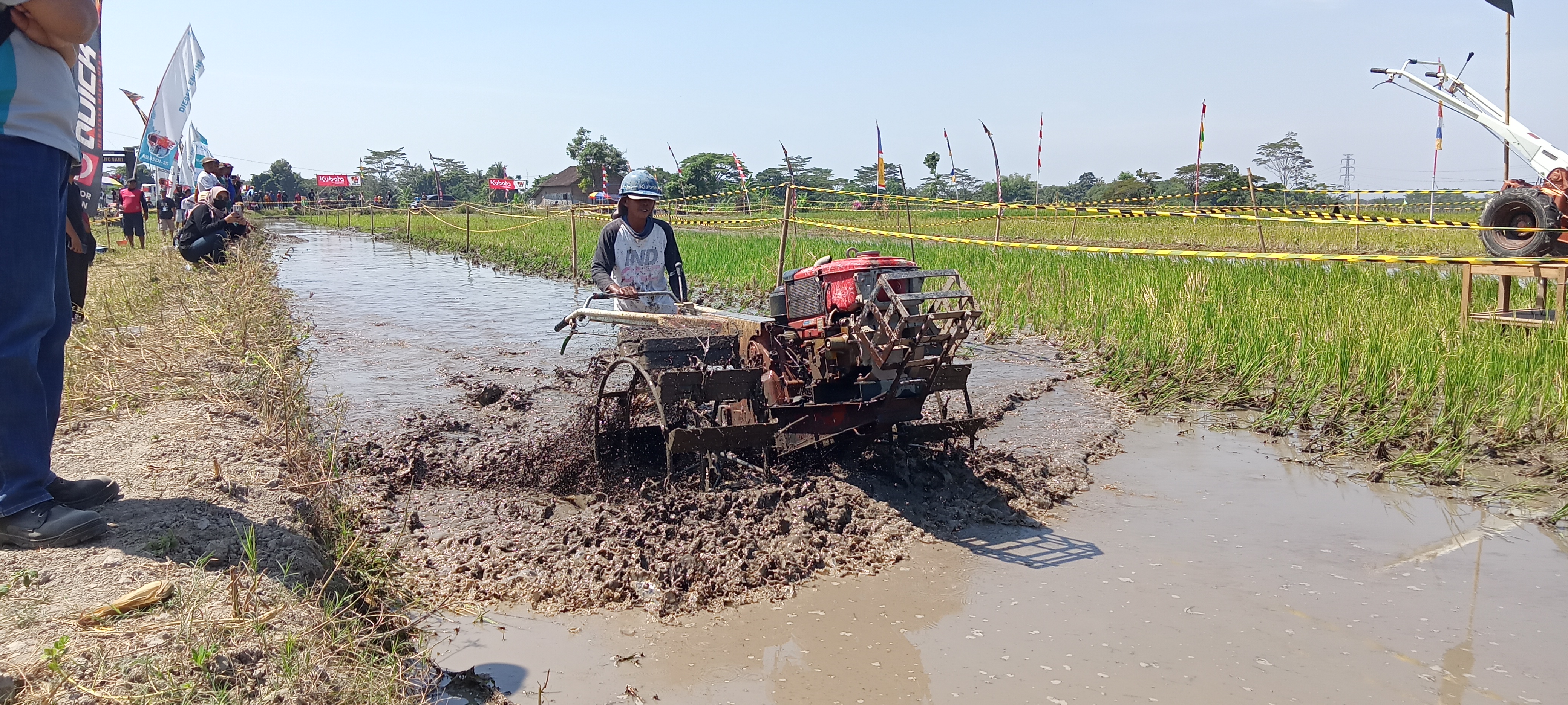 Para petani antusias mengikuti lomba balapan traktor di Desa Karangduren, Kecamatan Kebonarum, Kabup