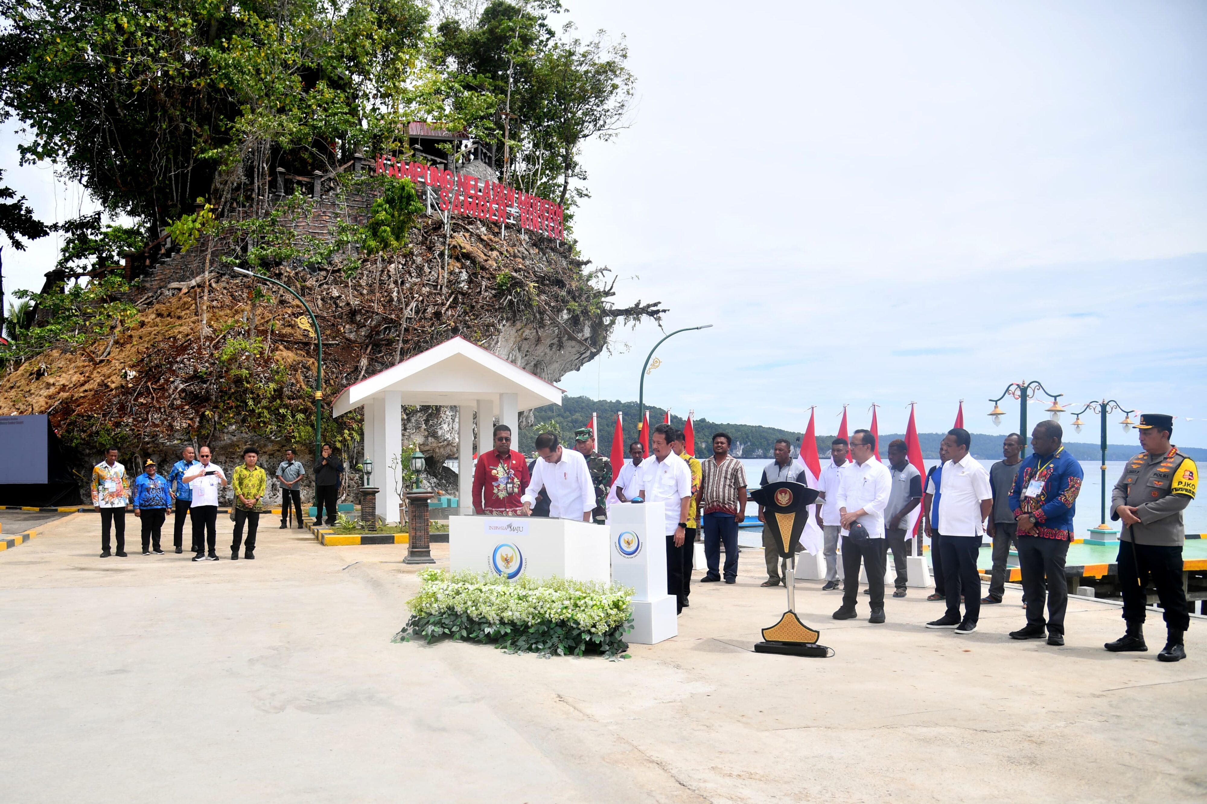 Presiden Joko Widodo Resmikan Kampung Nelayan Modern Samber Binyeri