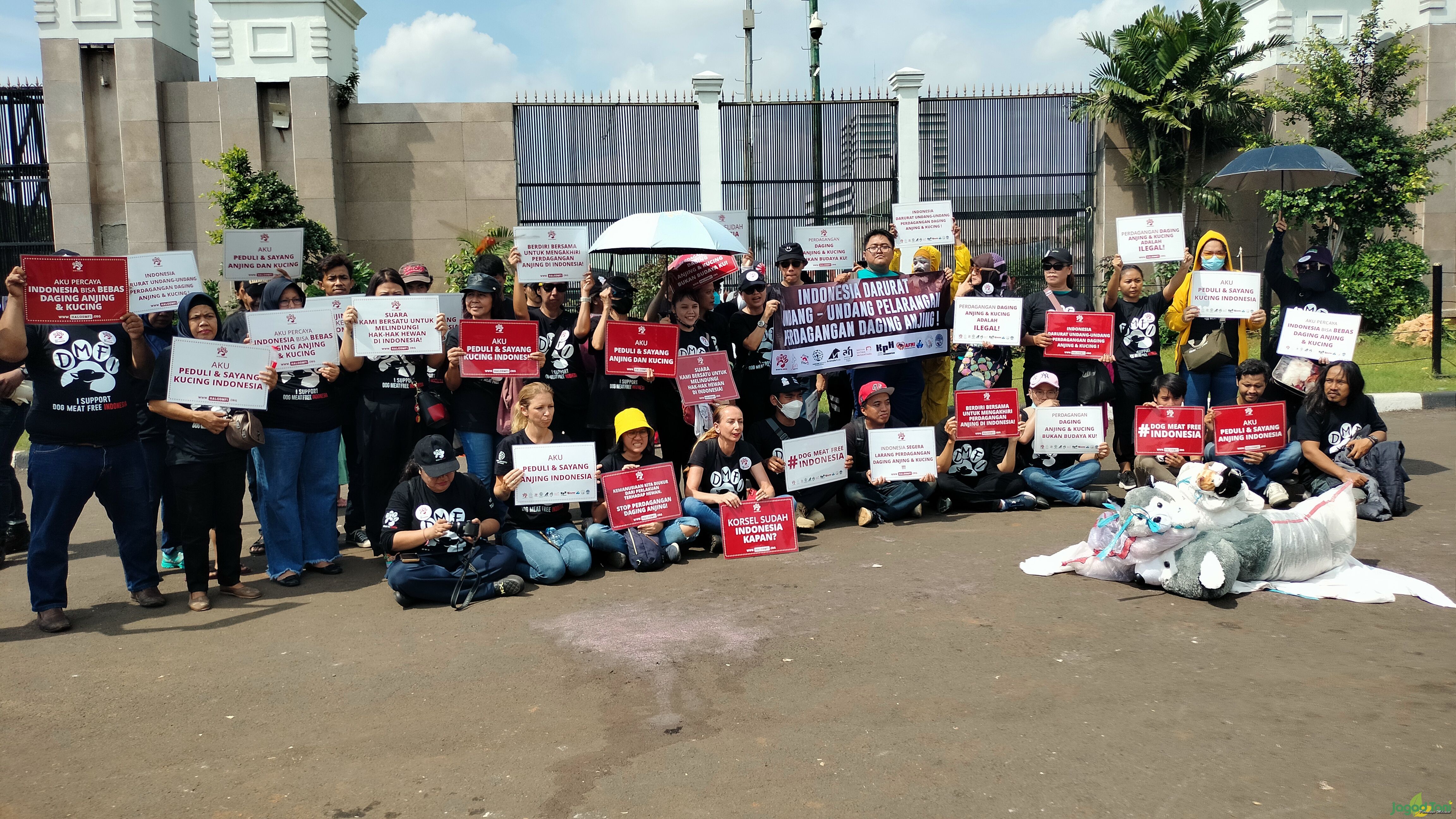 Aksi damai menyuarakan pelarangan peredaran daging anjing dan kucing di Indonesia 