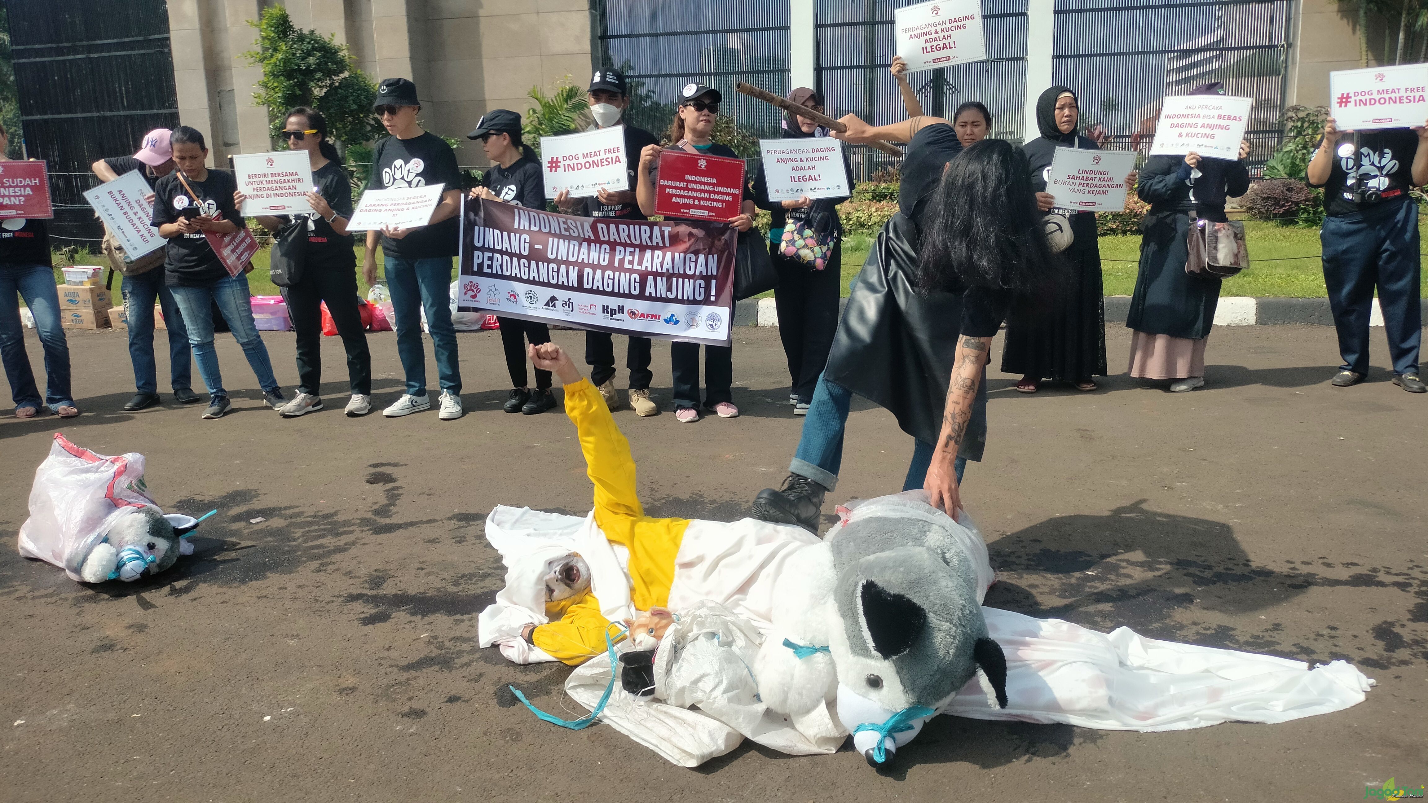 Aksi teatrikal dalam aksi damai Dog Meat Free Indonesia di depan gedung MPR - DPR Republik Indonesia