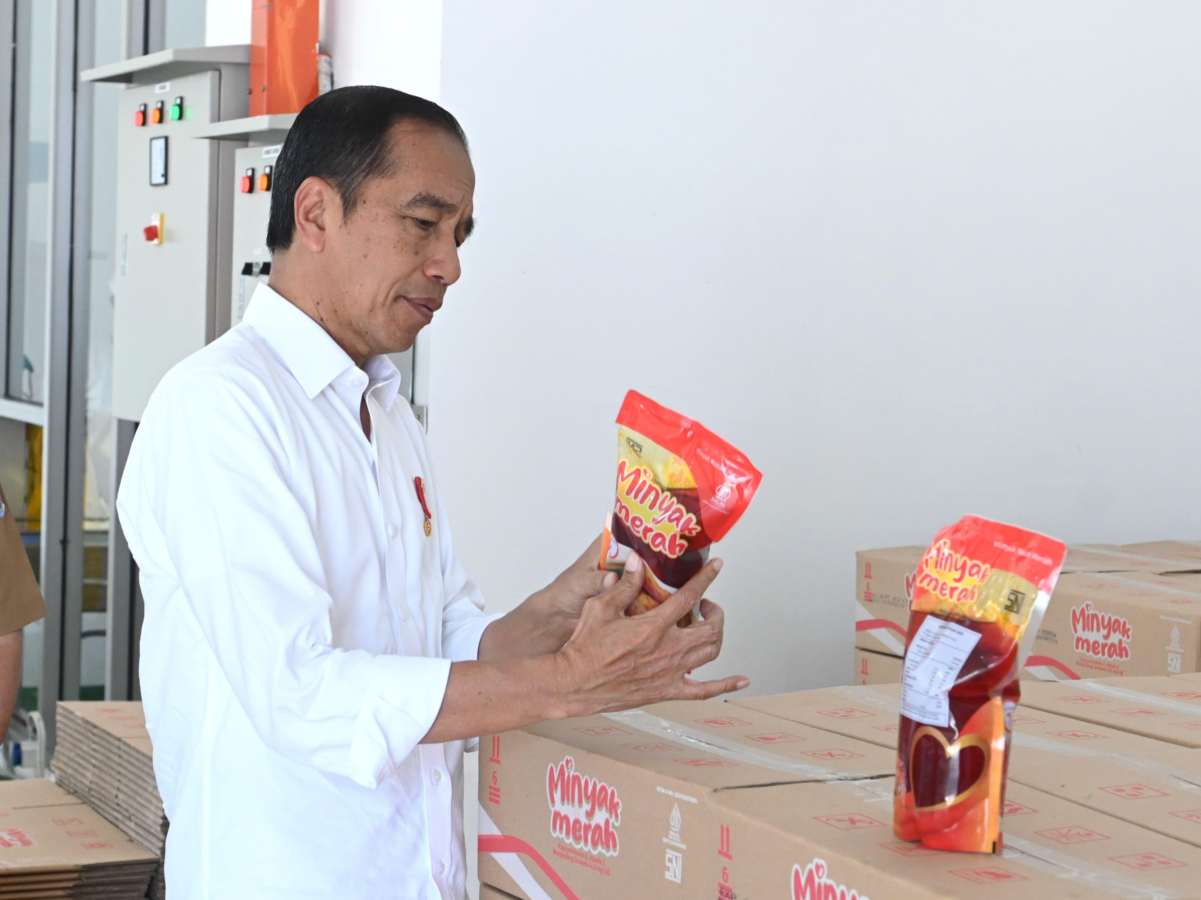 Presiden Joko Widodo setelah meresmikan pabrik minyak makan merah 