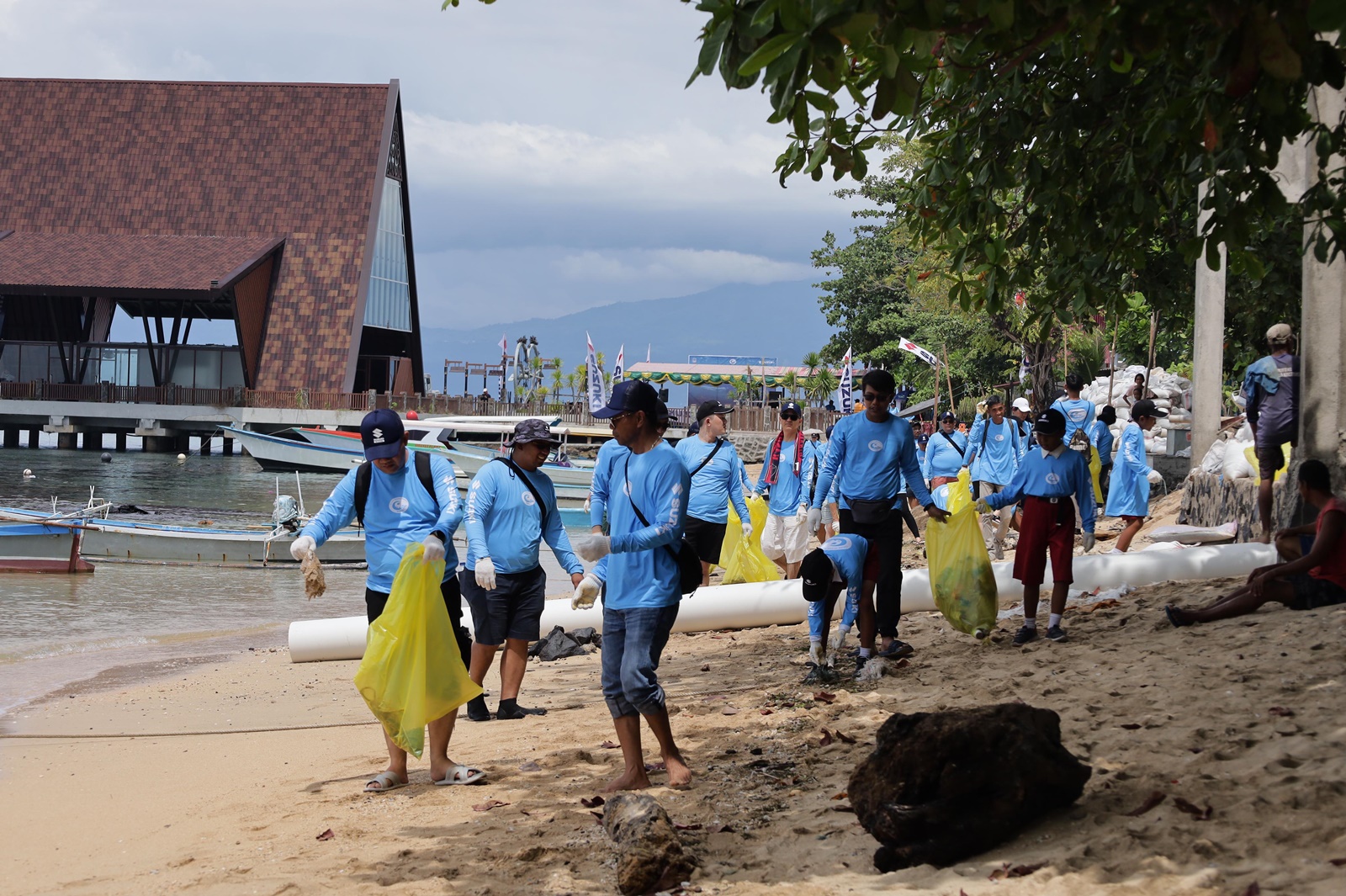 Suzuki Indonesia Bersih-bersih Pantai Bunaken bersama pelajar