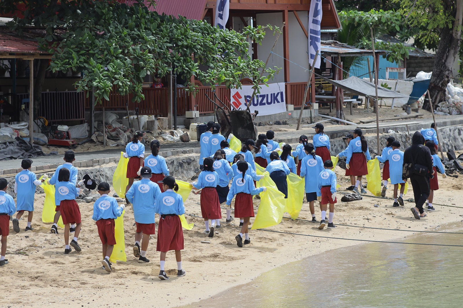 PT Suzuki Indomobil Sales gelar program CSR - Clean Up The World ke-12 