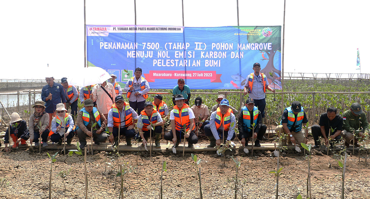 Yamaha Motor Indonesia Upayakan Reduksi Emisi Karbon Melalui CSR Penanaman Mangrove di Berbagai Daer