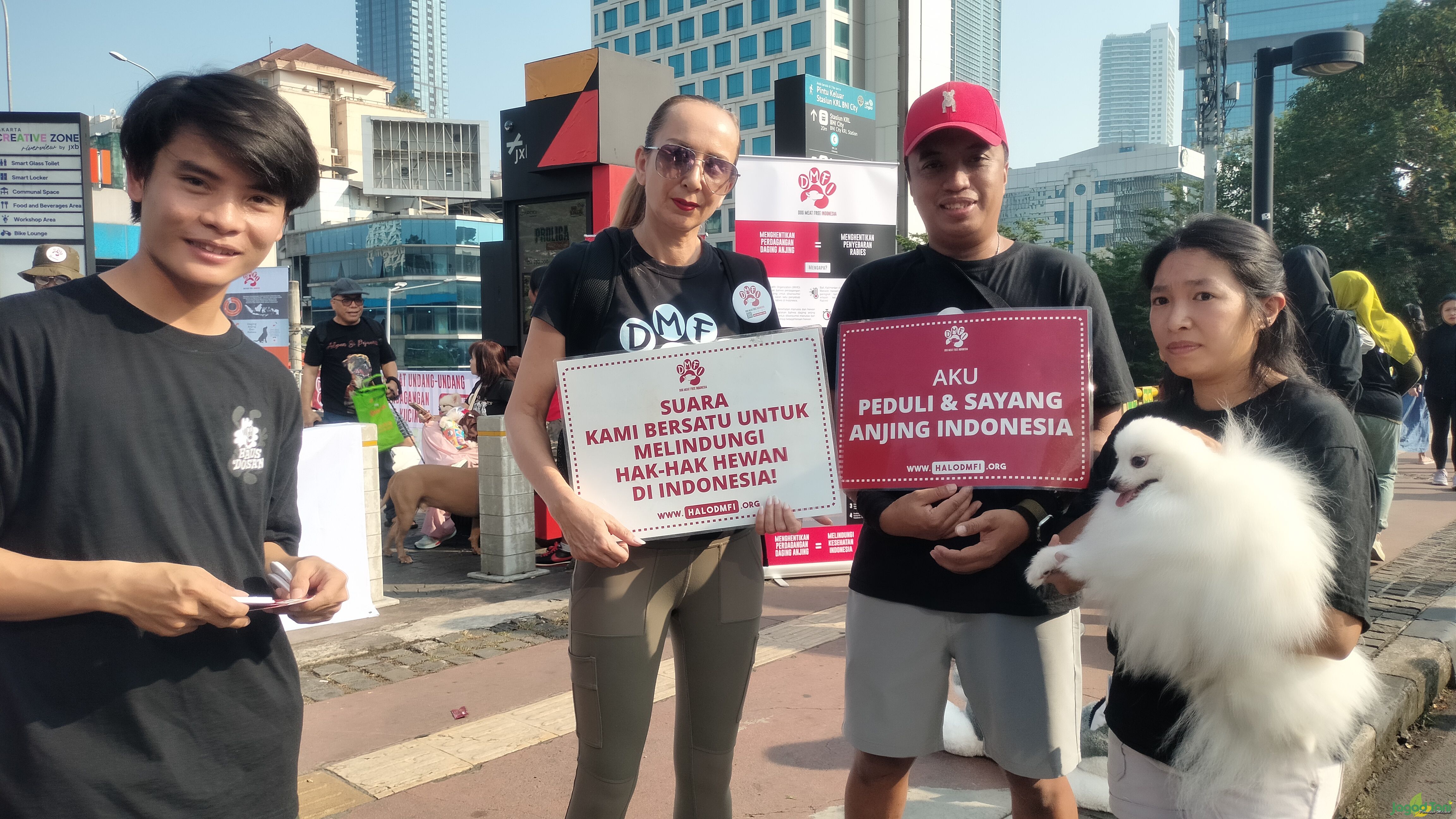 Karin Franken bersama anggota DMFI dalam aksi damai di CFD Jakarta 