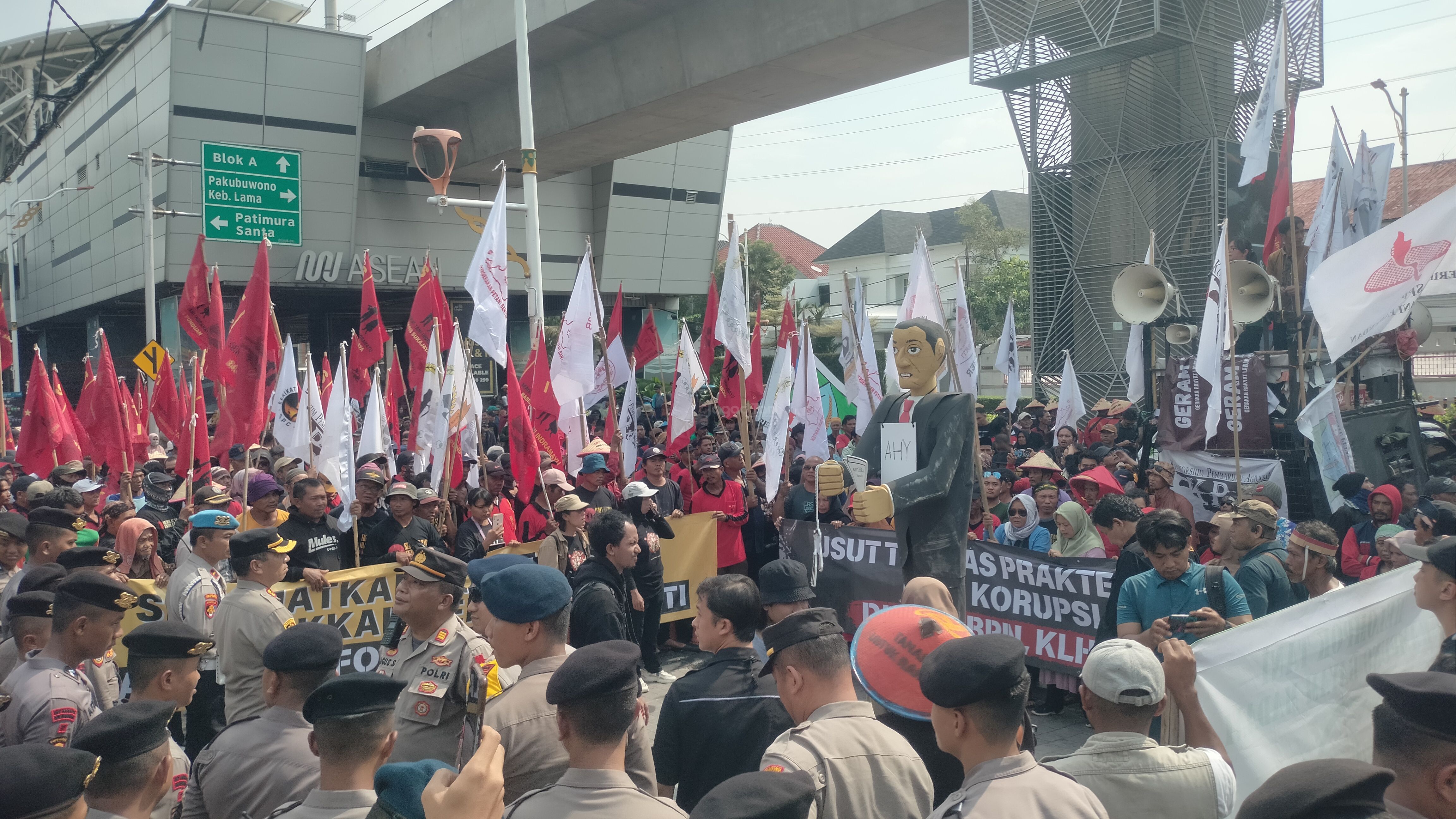 Demo di depan gedung Kementerian Agraria Dan Tata Ruang