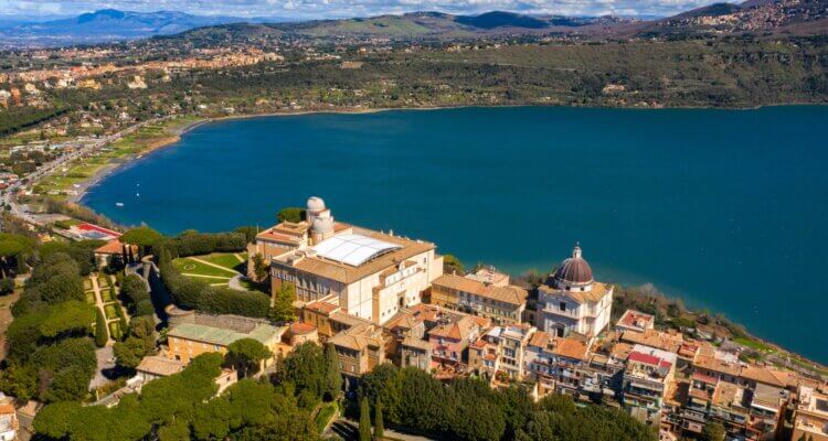 Castel Gandolfo – Desa dan Danau Yang Indah (Foto: Visit Lazio https://www.discover-italy-maga