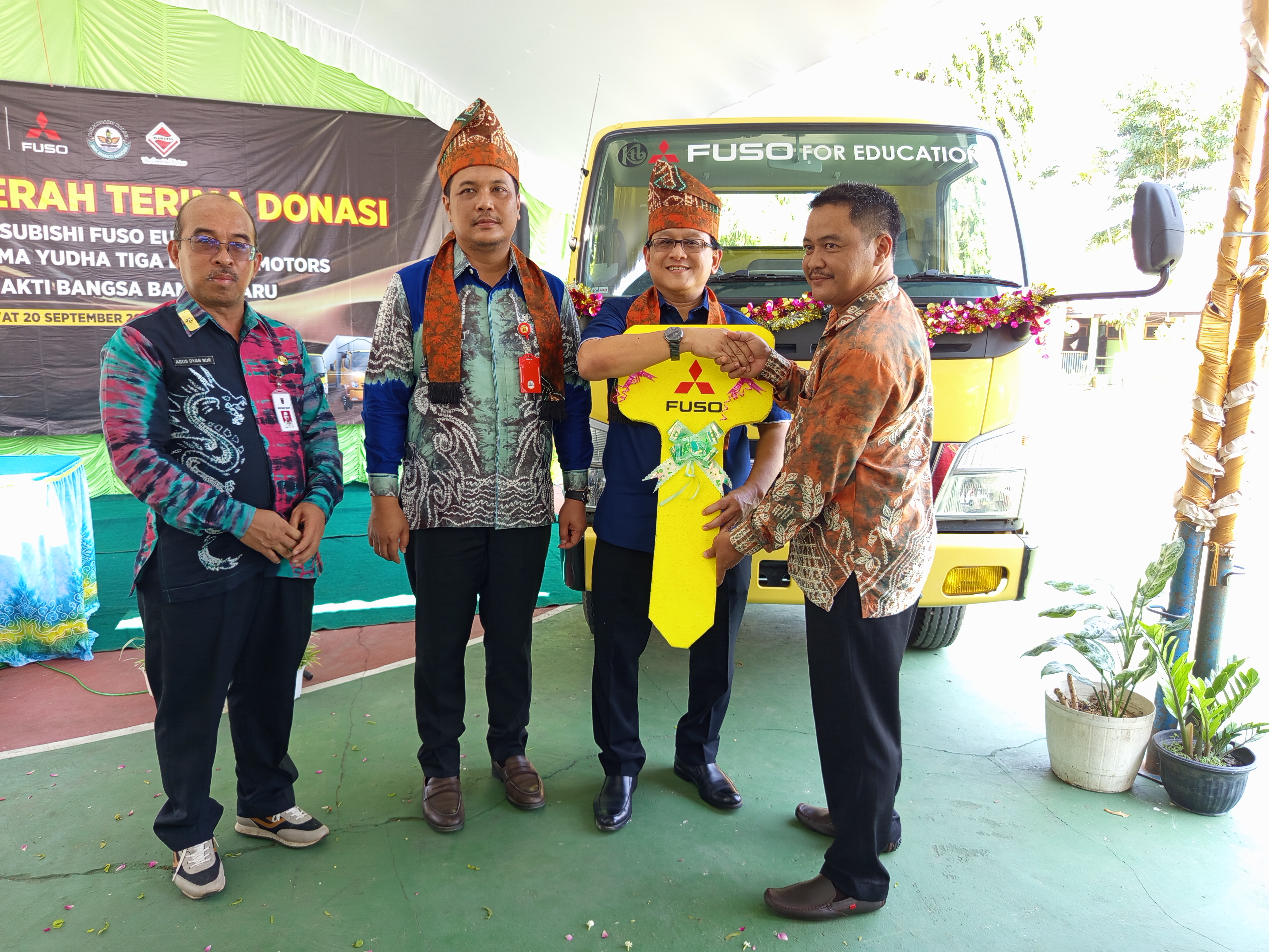 KTB Mendonasikan Mitsubishi Fuso Canter Euro 4 Bagi SMK Bhakti Bangsa Banjarbaru Sebagai Upaya Berke