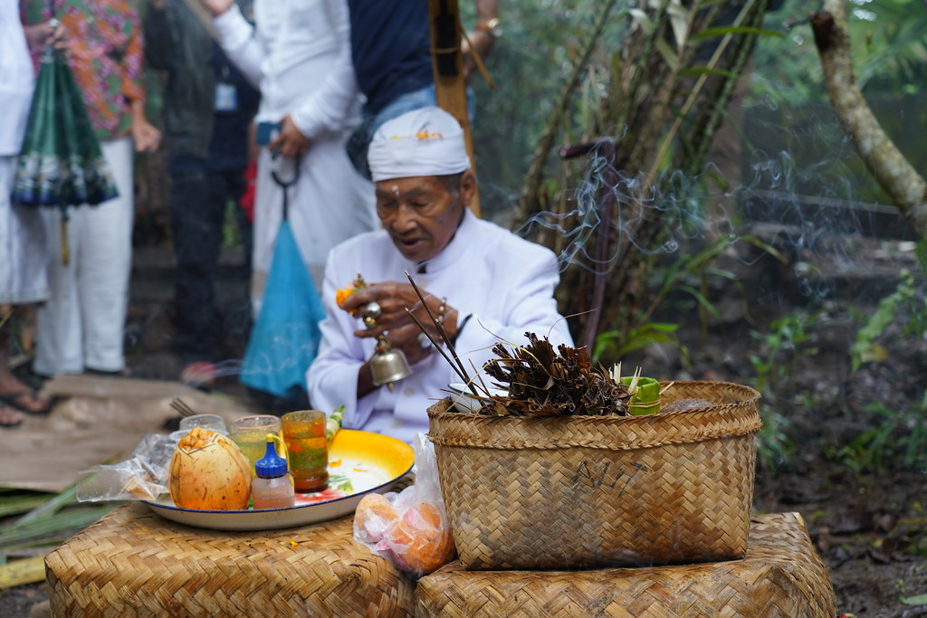 Pemuka Agama Hindu Sedang memimpin Doa pada sistem Agroforestry