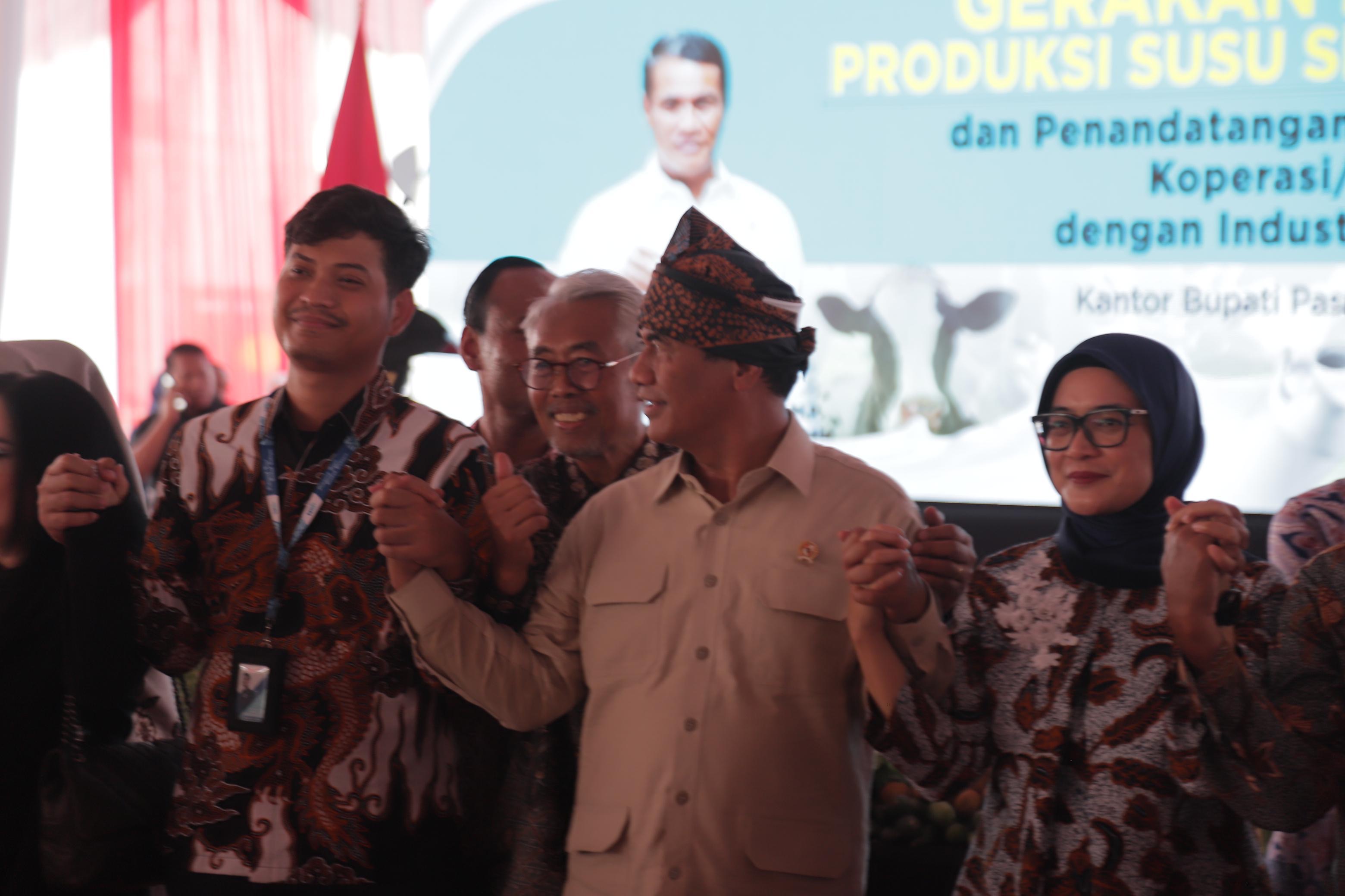 Mentan Amran Tegaskan, Industri Pengolahan Wajib Serap Susu Hasil Peternak Lokal