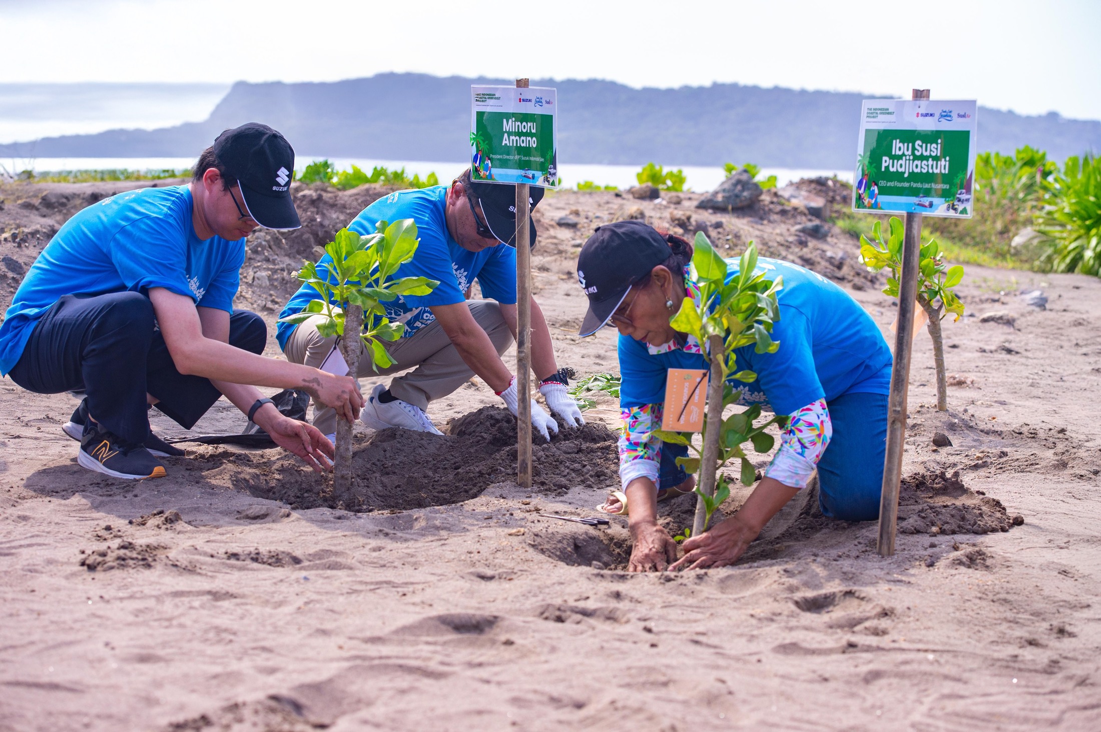 Suzuki Indonesia dan Pandu Laut Nusantara beserta Susi Air tanam mangrove di pangandaran