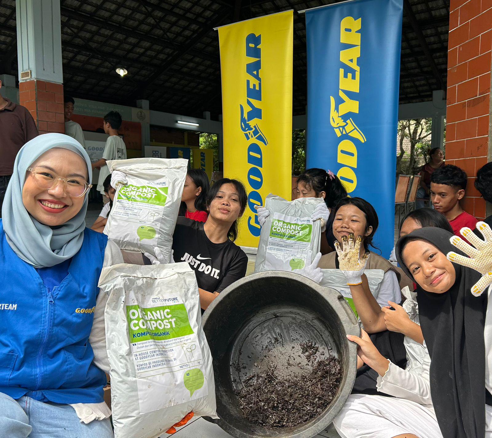 Program Kompos daun bersama Goodyear Indonesia 