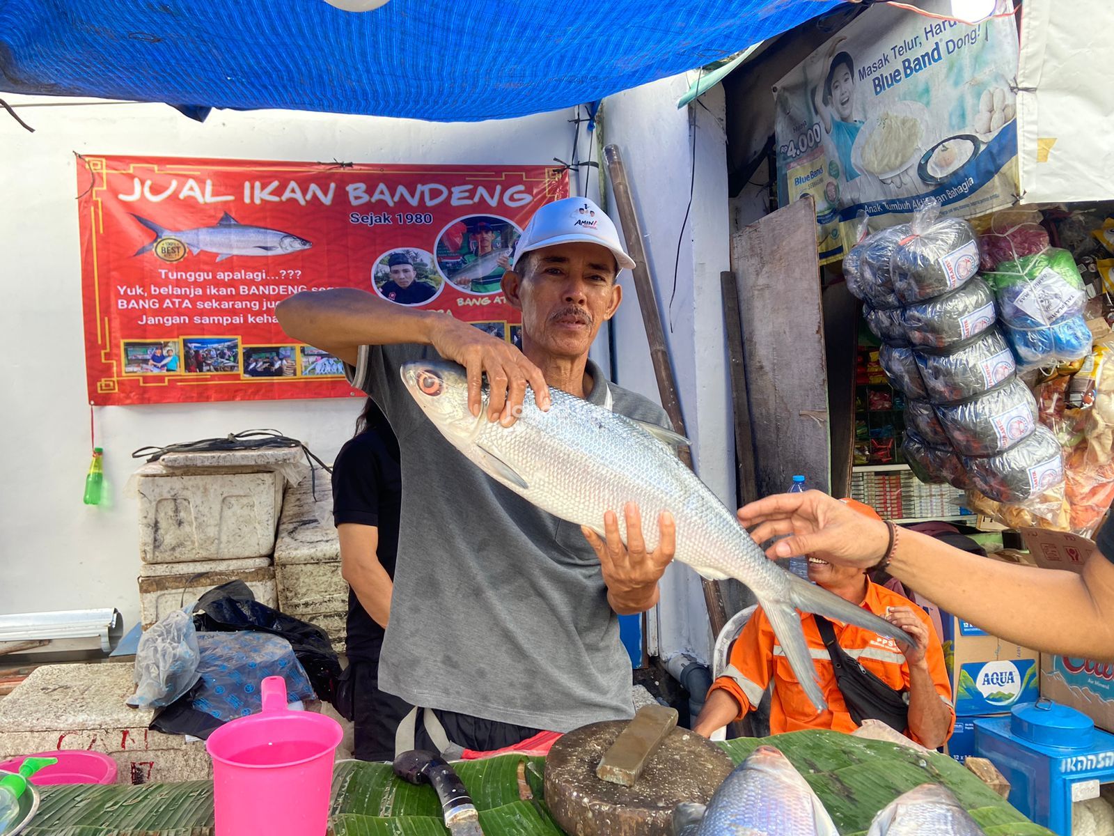 Pedagang Ikan Bandeng di Rawa Belong 