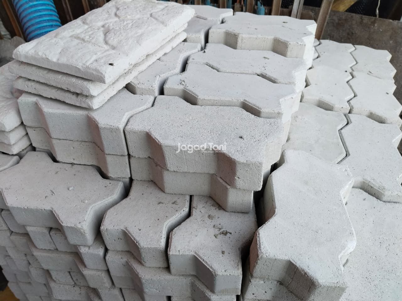 Salah satu produk olahan limbah cangkang kerang hijau, dibuat menjadi Paving Block (Jagadtani/Rahmat Iskandar rizki)