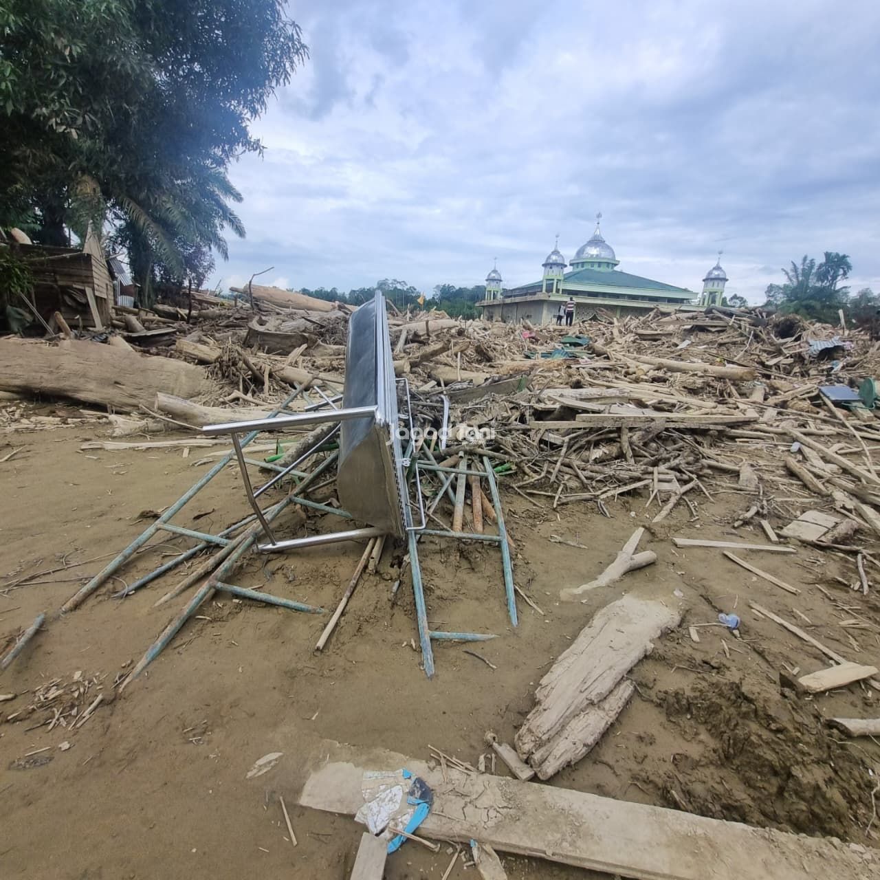 Sebuah masjid masih berdiri di antara tumpukan kayu di desa Sekumur, Kecamatan Sekerak, Kabupaten Aceh Tamiang