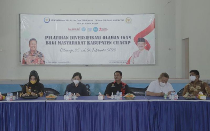 uploads/news/2022/03/kkp-ajarkan-istri-nelayan-1461115e0d9fd90.jpeg