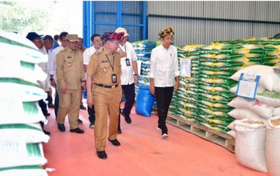 uploads/news/2024/05/jokowi-tinjau-stok-beras-55247e0ff3567b0_400.jpg