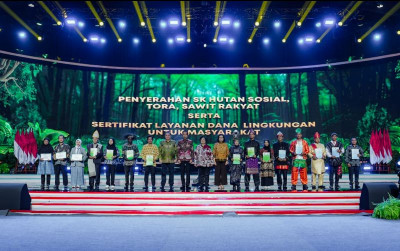 uploads/news/2024/08/presiden-jokowi-serahkan-sk-886690c8b4e7b47_400.jpg