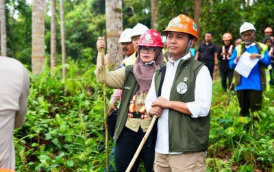 uploads/news/2025/04/dorong-revitalisasi-industri-kehutanan--42693961d2b1ebd_400.jpeg