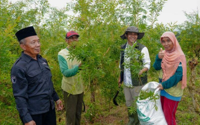 uploads/news/2025/05/menhut-dengar-curhatan-kth-841262e1d7fce53_400.jpeg