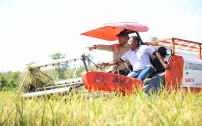 uploads/news/2025/06/berkat-combine-harvester-petani-3460681e6e31bc7_400.jpeg