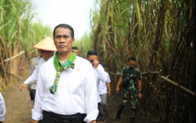 uploads/news/2025/06/mentan-amran-paparkan-kunci-3718326151d296a_400.jpg