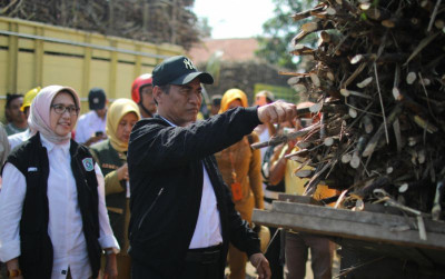 uploads/news/2025/06/mentan-maran-tutup-kios-18631f49fb1be0b_400.jpeg