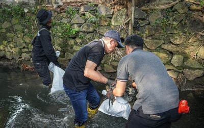 uploads/news/2025/10/bersihkan-sungai-sebagai-bentuk-77751b8d5612f7c_400.jpg