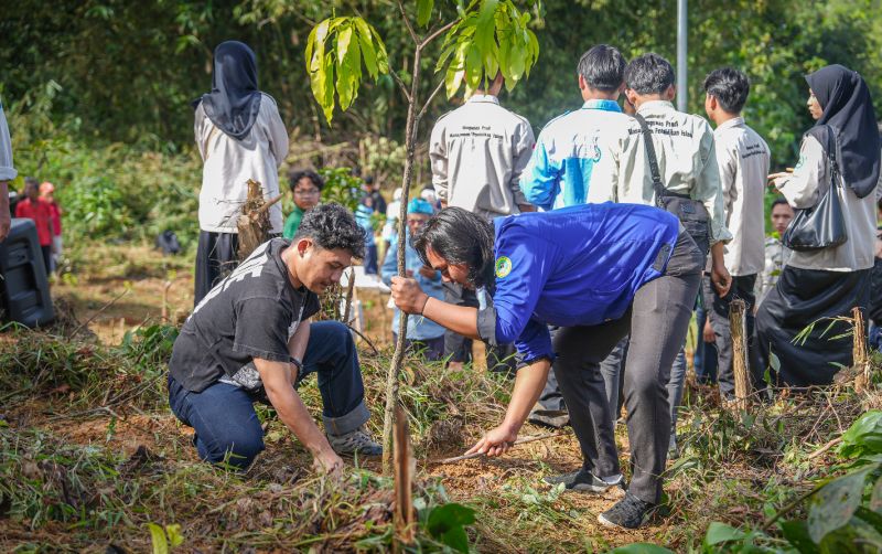 uploads/news/2025/12/aksi-penanaman-seribu-pohon-65263d5ecc6ce8f.jpg