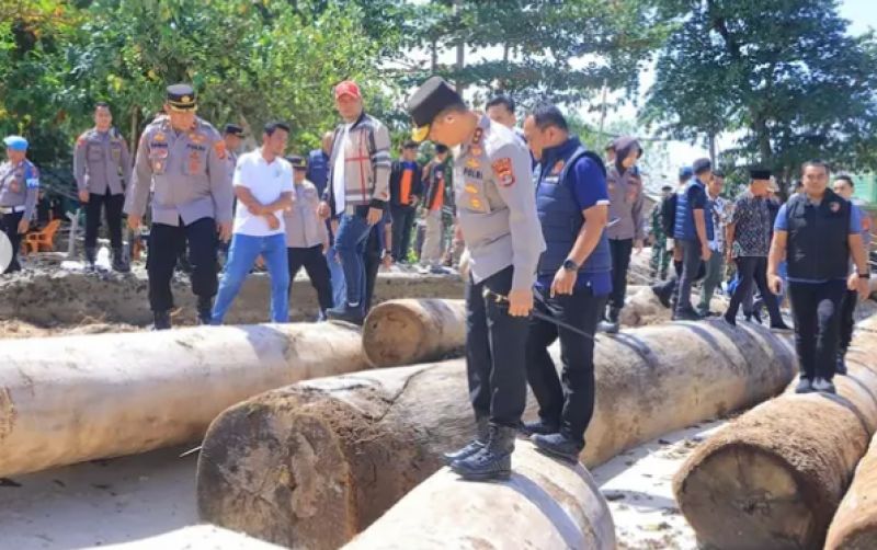 uploads/news/2025/12/kapolda-lampung-periksa-kayu-90813c843c1c195.png