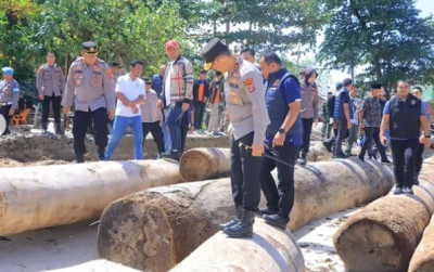 uploads/news/2025/12/kapolda-lampung-periksa-kayu-90813c843c1c195_400.png