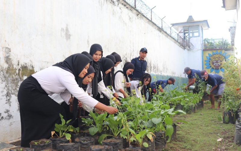 uploads/news/2025/12/warga-binaan-rutan-kraksaan-16048bd7a86f4a7.jpeg