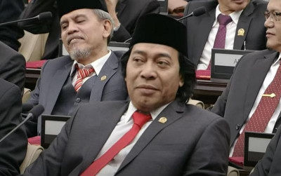 uploads/news/2026/05/senator-komeng-pangan-urusan-28303ec9d733341_400.jpeg