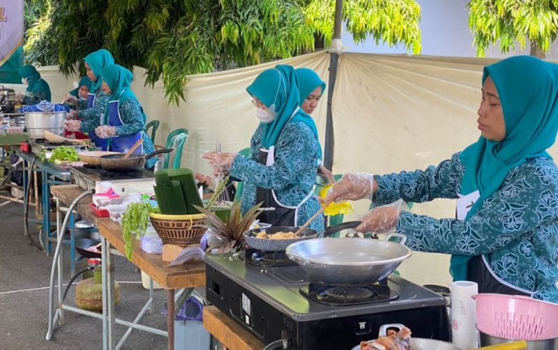 uploads/news/2026/08/agustusan-emak-emak-lomba-masak-240572d11bc3759.jpg