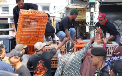 uploads/news/2026/08/peternak-bagikan-1500-an-ayam-65037114e5e5990_400.jpg